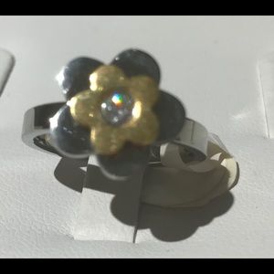 Beautiful ring flower golden and silver with stone
